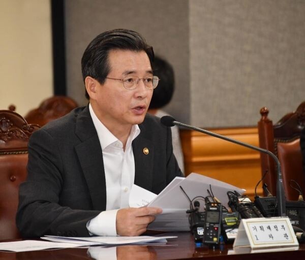 김용범 기획재정부 제1차관이 25일 오전 서울 종로구 정부서울청사에서 열린 확대 거시경제 금융회의에서 모두발언을 하고 있다.[사진 = 기획재정부]