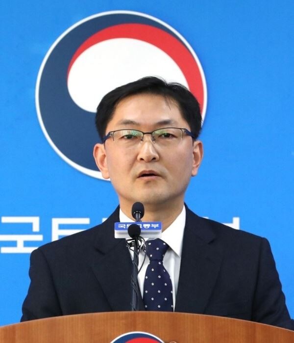 재평 국토교통부 주택정비과장이 26일 오후 세종시 정부세종청사 기자실에서 한남3구역 특별점검 결과 발표 관련해 설명하고 있다.[사진=연합뉴스]
