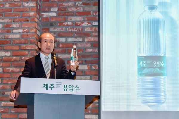 ▲26일 서울 강남구 마켓오 도곡점에서 열린 '오리온 제주용암수' 출시 기자간담회에서 오리온 허인철 부회장이 오리온 제주용암수 브랜드와 제품을 설명하고 있다. [사진=오리온]