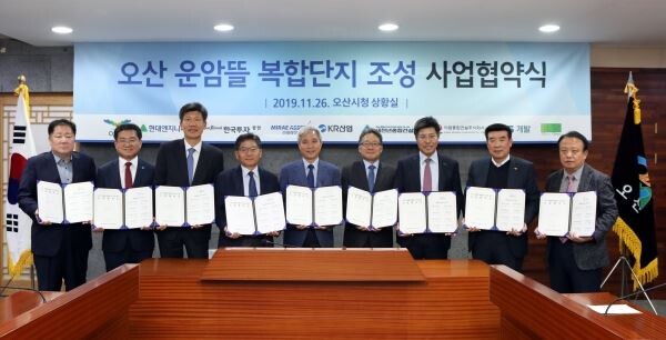 지난 26일 오산시청에서 진행된 '오산 운암뜰 복합단지 조성 사업' 사업협약식에서 김창학 현대엔지니어링 대표이사(사진 우측에서 네 번째) 등 컨소시엄 8개기업 대표이사 및 임원들과 곽상욱 오산시장(사진 좌측에서 다섯 번째)이 협약식을 마치고 기념사진을 촬영하고 있다.[사진제공=현대엔지니어링]