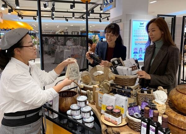 ▲ 27일?오전, 롯데백화점 일산점 '건강한 밥상' 행사장에서 고객이 용인청정팜 상품을 보고 있는?모습.?[사진=롯데백화점]