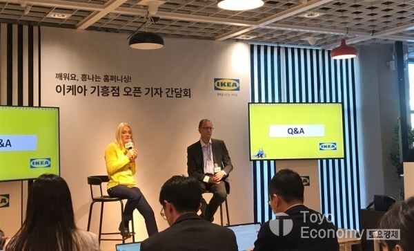 ▲5일 경기도 용인시 기흥구에 위치한 이케아 기흥점에서 안예하임(사진에서 왼쪽)과 프레드릭 요한송 대표가 질의응답을 진행하고 있다. [사진=김자혜 기자]