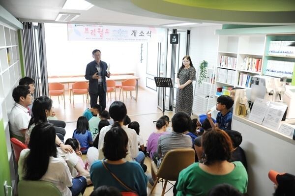 넥슨 자회사 넥슨지티와 넥슨레드는 양사가 후원해온 성남시 분당구 중탑지역아동센터에 후원금 3000만원을 지난 9일 전달했다. 양사는 임직원들이 모은 기부금으로 '6년 연속' 중탑지역아동센터를 후원하고 있다. (사진제공=넥슨)