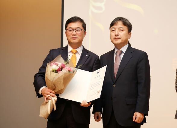10일 국립중앙박물관에서 열린 ‘2019년 여가친화기업 인증식’에서 롯데호텔이 문화체육관광부 장관상을 수상했다. 왼쪽 백승훈 롯데호텔 경영지원부문장, 오른쪽 김정배 문화체육관광부 문화예술정책실장.[사진제공=롯데호텔]