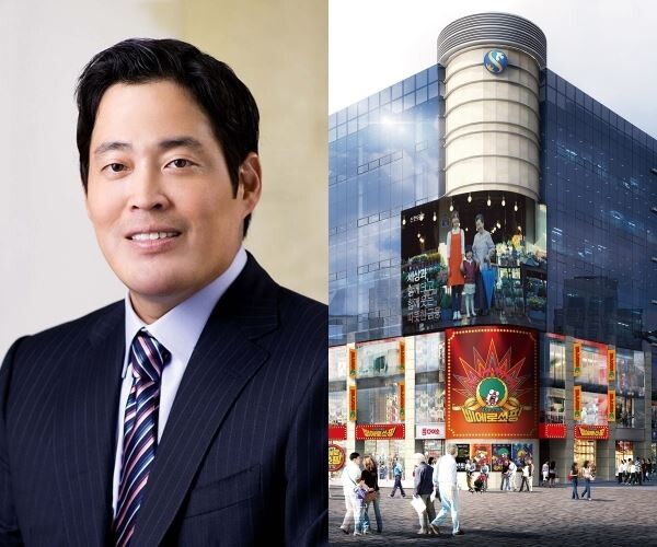 ▲정용진 신세계그룹 부회장(사진에서 왼쪽)과 삐에로쑈핑 명동점. [사진=이마트]