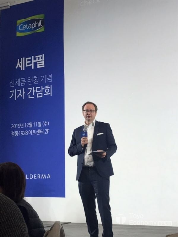 ▲11일 서울 중구 정동 1928홀에서 르네 위퍼리치 세타필 대표가 사업을 설명하고 있다. [사진=김자혜 기자]