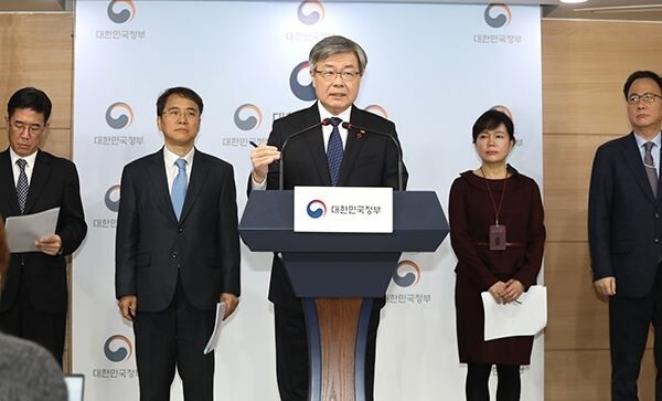 이재갑 고용노동부 장관이 11일 오전 서울 종로구 정부서울청사에서 열린 ‘주52시간제 현장 안착을 위한 보완대책’을 발표한 후 기자들의 질문에 답하고 있다. [사진제공=연합뉴스]