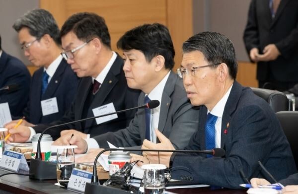 은성수 금융위원장이 12일 오전 서울 세종대로 정부서울청사에서 주요 은행장들과 가진 간담회에서 모두발언을 하고 있다. [사진제공=금융위원회]