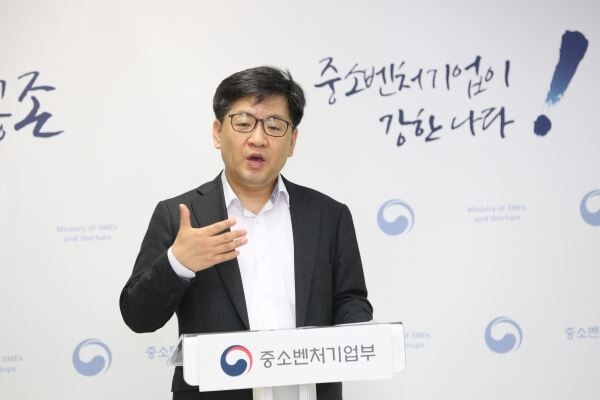 차정훈 중소벤처기업부 창업벤처혁신실장이 11일 서울 여의도 중기중앙회 취재지원실에서 '빅3 분야 중소벤처기업 혁신성장 지원전략'을 설명하고 있다. [사진제공=중소벤처기업부]