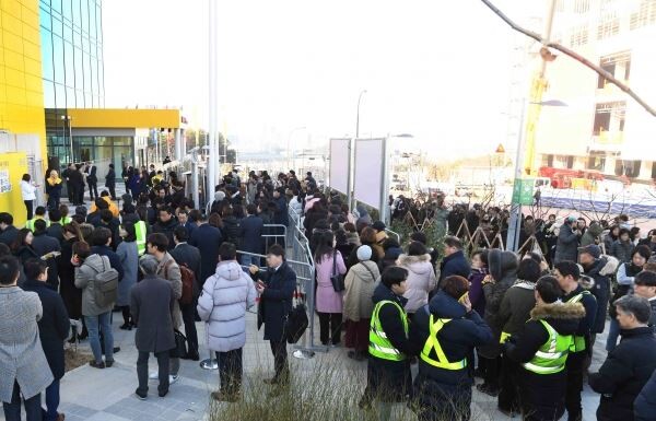 ▲이케아기흥점은 12일 공식오픈하고 본격적인 영업을 시작했다. 사진은 기흥점에 들어가기 위해 매장입구에 몰려든 인파. [사진=이케아코리아]