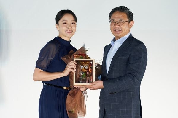 ▲지난 11일 열린 CGV아트하우스 전도연관 헌정패 증정식에서 배우 전도연(좌) CJ CGV 최병환 대표이사 (우)가 기념사진을 촬영하고 있다. [사진=CGV]