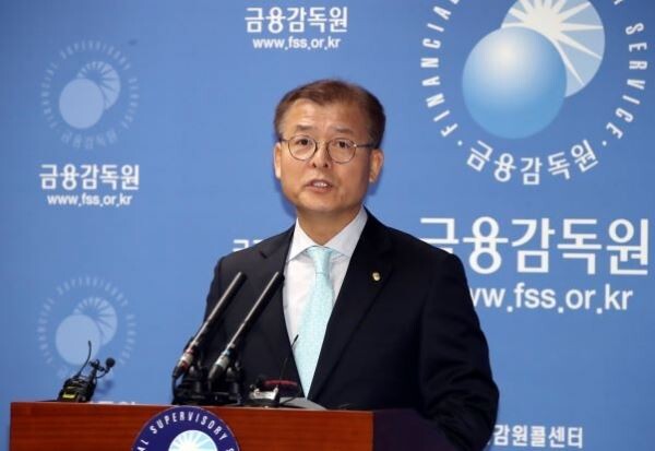 정성웅 금융감독원 부원장보가 13일 서울 여의도 금감원에서 금융분쟁조정위원회의 키코 불완전판매 배상 결정 관련 브리핑을 하고 있다.[사진=연합뉴스]