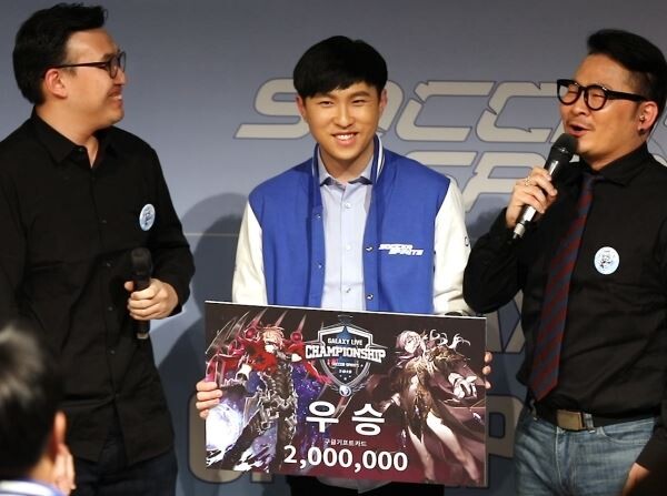 컴투스는 지난 14일 서울 '청담CGV'에서 인기 축구 카드 RPG ‘사커스피리츠’가 글로벌 대회인 ‘갤럭시라이브 챔피언십 2019’의 결승전을 개최했다.[사진제공=컴투스]