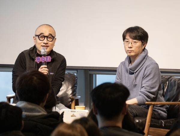 ▲17일 우아한형제들 본사에서 김봉진 대표(좌)와 김범준 차기 대표(우)가 직원들의 질문에 답변하고 있다. [사진=우아한형제들]