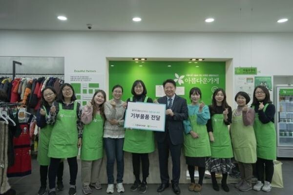 유디치과는 지난 18일 아름다운 가게 강서화곡점에서 '따뜻한 연말 나눔 바자회 ‘유디치과와 함께하는 아름다운 하루’ 행사를 진행했다.(사진 왼쪽 네번째부터) 신가원 유디목동치과의원 대표원장, 손정현 아름다운가게 대외협력팀 팀장, 김종명 ㈜유디 사장이 기부물품 후원을 기념해 포즈를 취하고 있다[사진제공=유디치과]