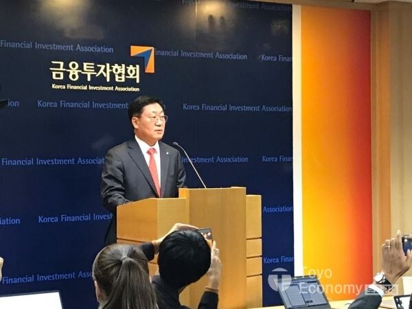 ▲20일 5대 금융투자협회장으로 선임된 대신증권 나재철 사장이 한국금융투자협회 브리핑룸에서 당선소감을 발표하고 있다. [사진=김자혜 기자]