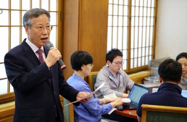 ▲반장식 전 청와대일자리 수석이 지난해 춘추관에서 최근 고용지표와 일자리 상황에 관해 설명하는 모습. [사진=연합]