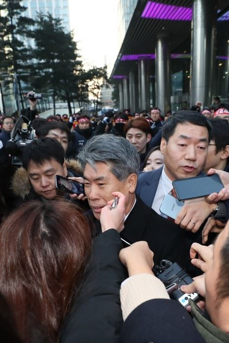 윤종원 IBK기업은행 신임행장이 3일 노조의 출근 저지로 무산됐다. [사진=연합뉴스]