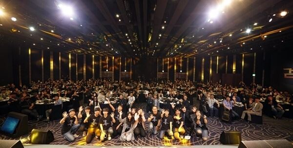 모바일 플랫폼 중심으로 시장 유행이 흘러가면서 국내 PC게임 시장의 미래에 대한 안팎의 우려 가득한 목소리가 연일 고조되고 있는 가운데 펄어비스가 제 몫을 톡톡히 해내고 있어 주목된다. 사진은 검은사막 대규모 이용자 행사 한 장면. (사진제공=펄어비스)