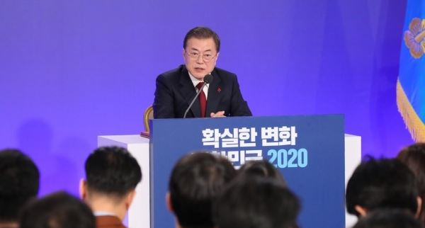 문재인 대통령이 14일 오전 청와대 영빈관에서 열린 2020 신년 기자회견에서 질문을 받고 있다. (사진=연합뉴스)
