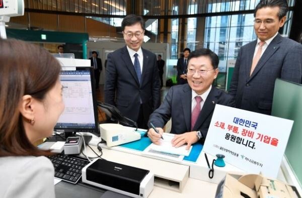 나재철 금투협회장은 이날 서울 여의도 하나금융투자 본점에서 골든브릿지의 공모펀드 '중소성장기업 증권 투자신탁'에 가입했다.[사진제공=금융투자협회]