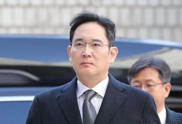 이재용 삼성전자 부회장이 17일 오후 서울 서초구 서울고등법원에서 열린 국정농단 사건 파기환송심 속행 공판에 출석하기 위해 법정으로 향하고 있다.[사진=연합뉴스]