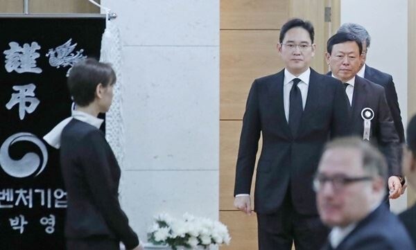 지난 19일 별세한 롯데그룹 창업주 신격호 명예회장의 빈소에는 20일 오전부터 그룹각계 인사들의 조문이 이어졌다. (사진제공=연합뉴스)