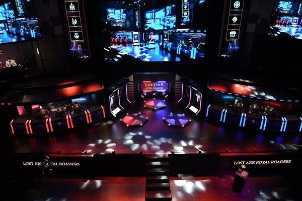 스마일게이트 RPG가 개발하고 서비스하는 블록버스터 핵앤슬래시 MMORPG 로스트아크가 지난 19일 정식 e스포츠 리그 ‘로스트아크 로열로더스’의 결승전을 진행하고 3주간의 일정을 마무리 했다고 밝혔다.