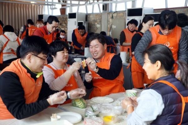 21일 인천광역시 강화군에 위치한 강화도우리마을에서 진행된 ‘2020 신임 임원 봉사활동’에 참여한 한화그룹 신임 임원들이 발달장애인들과 함께 설 명절 음식을 만들고 있다.