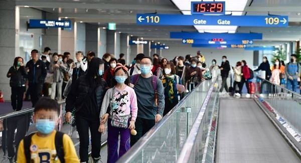 26일 업계에 따르면 코로나 바이러스 인한 이른바 '우한 폐렴'이 중국 전역으로 확산되면서 국내 기업들은 내부적으로 한국 직원의 중국 출장을 자제토록 하거나 관련된 자체 매뉴얼을 제작해 보유하고 있는 것으로 알려졌다. (사진출처=연합뉴스)