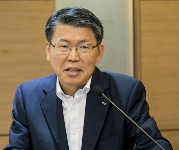은성수 금융위원장은 27일 금융시장 점검을 위한 내부 회의를 열고, 우한폐렴 확산이 국내외 금융시장에 미칠 영향 등을 살폈다.[사진=금융위원회]