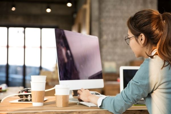 장기간의 커피 섭취는 치조골의 밀도를 감소시켜 치아 손실로 이어질 수 있다.[사진제공=유디치과]