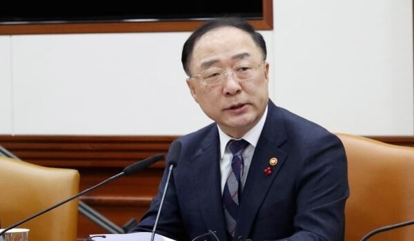 우한 폐렴이 경제에 미치는 영향을 점검하기 위해 28일 오전 정부서울청사에서 열린 긴급경제장관회의에서 홍남기 부총리 겸 기획재정부 장관이 발언하고 있다.[사진=연합뉴스]