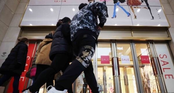 사진설명: 신종 코로나바이러스 감염증인 '우한 폐렴' 우려가 확산하면서 백화점과 대형마트, 편의점 등 유통업체들이 촉각을 곤두세우며 매장 소독 강화 등에 나섰다. [사진=연합뉴스]