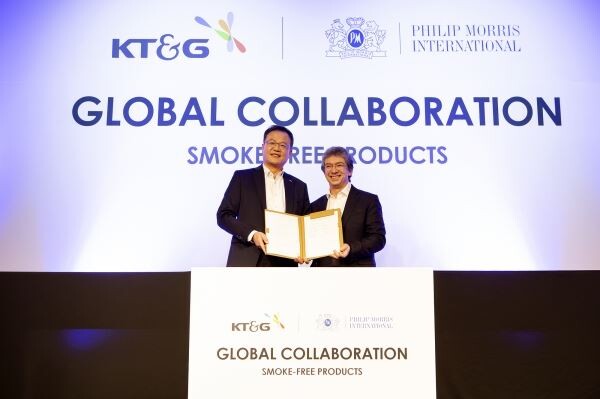 백복인 KT&G 사장(왼쪽)과 안드레 칼란조풀로스 필립모리스 인터내셔널(PMI) 최고경영자가 29일 서울 광화문 포시즌스호텔에서 KT&G 전자담배 '릴' 해외 판매를 위한 제품 공급 계약을 체결했다.[사진제공=KT&G]