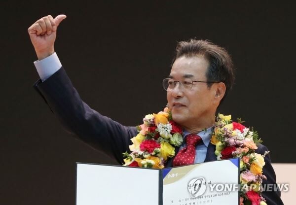 이성희 전 낙생농협 조합장이 31일 오후 서울 중구 농협중앙회에서 실시된 신임 농협중앙회장 선거에서 당선된 뒤 손을 들어 인사하고 있다. [사진=연합뉴스]