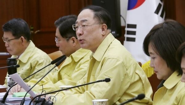 홍남기 경제부총리 겸 기획재정부 장관이 3일 오전 정부서울청사에서 열린 신종 코로나바이러스 감염증 대응 경제관계장관회의에 참석해 발언하고 있다.[사진=연합뉴스]